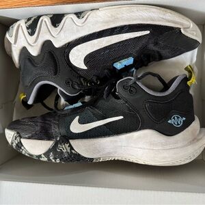 Nike Giannis Immortality 2 Boys Basketball Shoes, size Y5.5